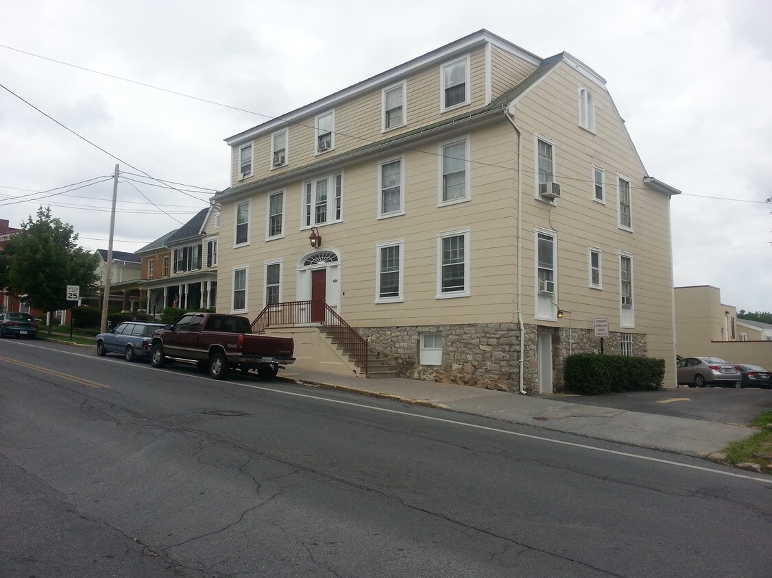 Primary Photo - Sky White Apartments