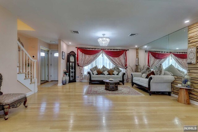 Foto del edificio - 16-8 Saddle River Rd