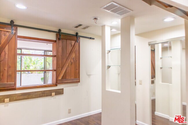 Foto del edificio - 880 W 1st St