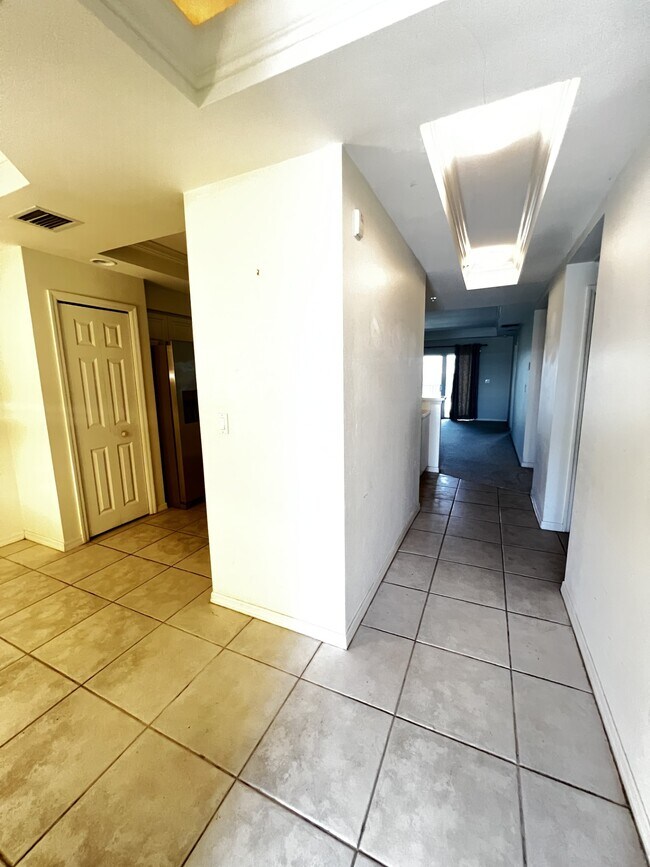 Foto del edificio - 1785 Four Mile Cove Pkwy