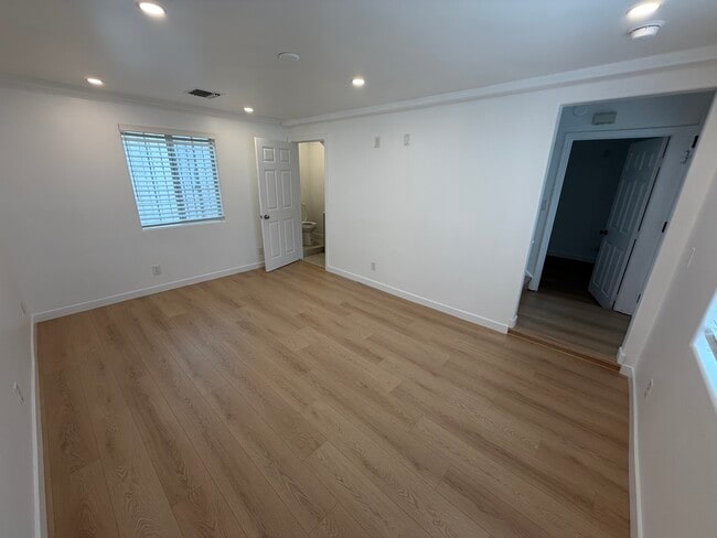 Sala de estar de la planta baja - 1754 N Alexandria Ave