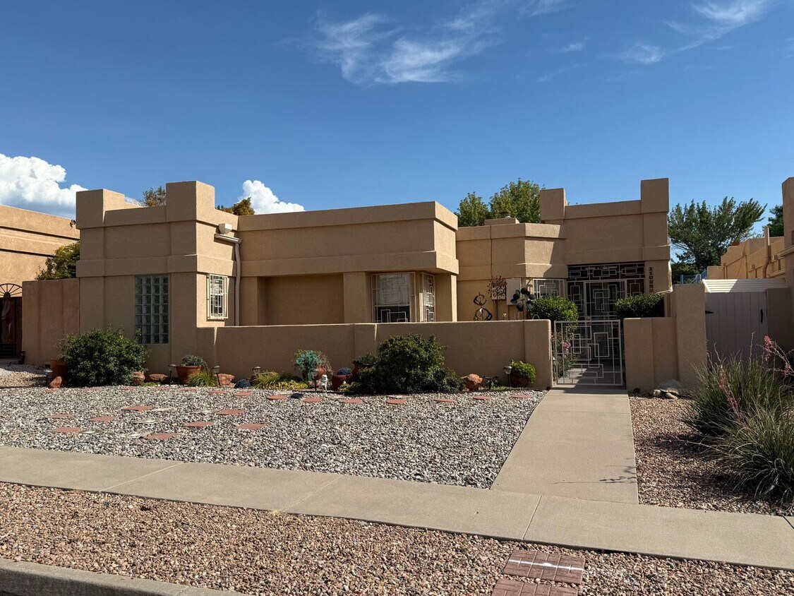 Foto principal - Desirable 3 Bed 2 Bath 2 Car Garage