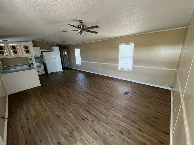 Building Photo - 6 MONTH LEASE!! Spacious 2 bedroom 2 bath ...