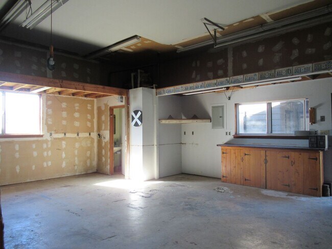 Building Photo - Enjoy rural, country living in this 3 bedr...
