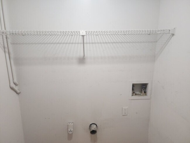 Building Photo - Townhome off University and Barnes Rd.