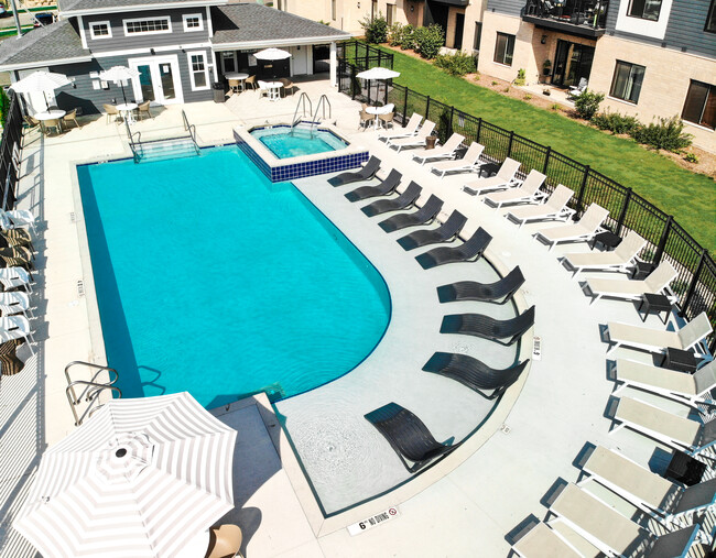 ¡Piscina comunitaria - The Edge at Cottage Grove Commons