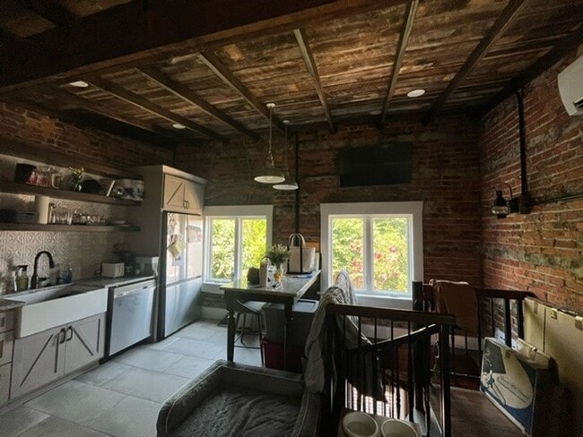 Building Photo - 260 N 22nd St