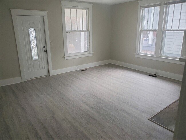 Building Photo - Completely remodeled 3BR, 2BA duplex near ...