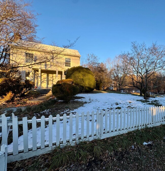 Foto del edificio - Historic Three Bedroom Home With Ample Outdoor Space