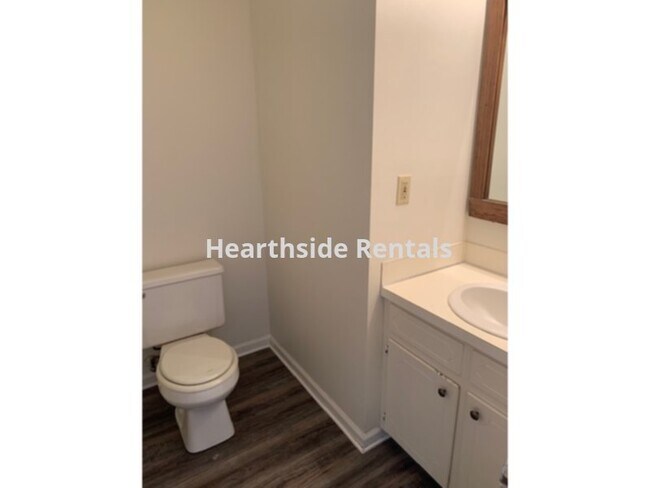 Building Photo - **3 Bedroom 2.5 Bath End Unit Townhome Nea...