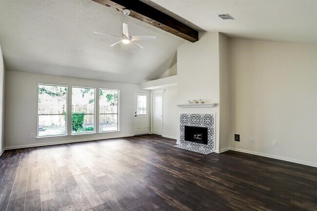 Foto del edificio - 16618 Parliament St