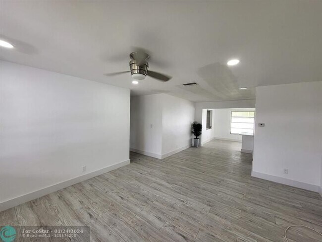 Foto del edificio - 220 NW 25th Ct