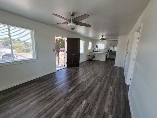 Foto del edificio - Spacious Home in Linda Vista with Modern A...