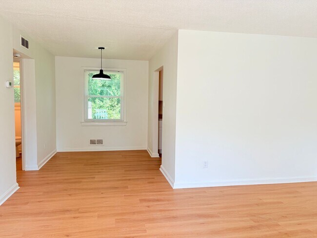Building Photo - Newly Renovated 3 Bedroom Ranch under $2000!