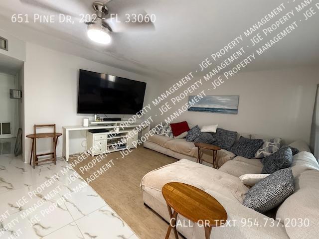 Foto del edificio - 651 Pine Dr