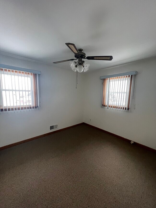 Foto del edificio - 404 Farnham Ave