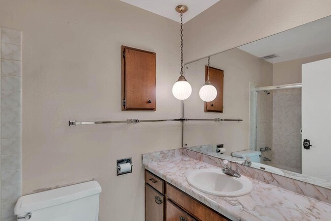 Building Photo - Large Number 2 Canyon 4 bedroom 2.5 bathro...