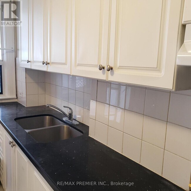 Building Photo - 118 Bude St