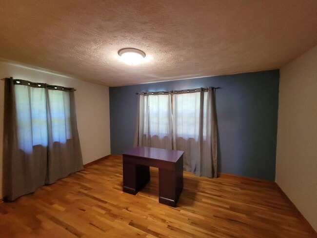 Building Photo - 3 bedroom house 1.5 bathroom