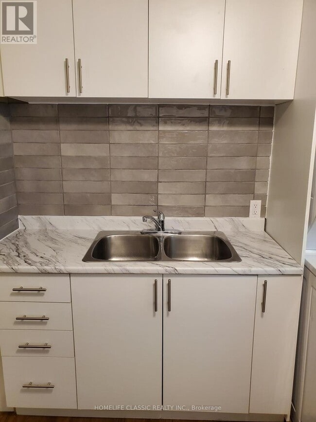 Building Photo - 396 Simcoe St