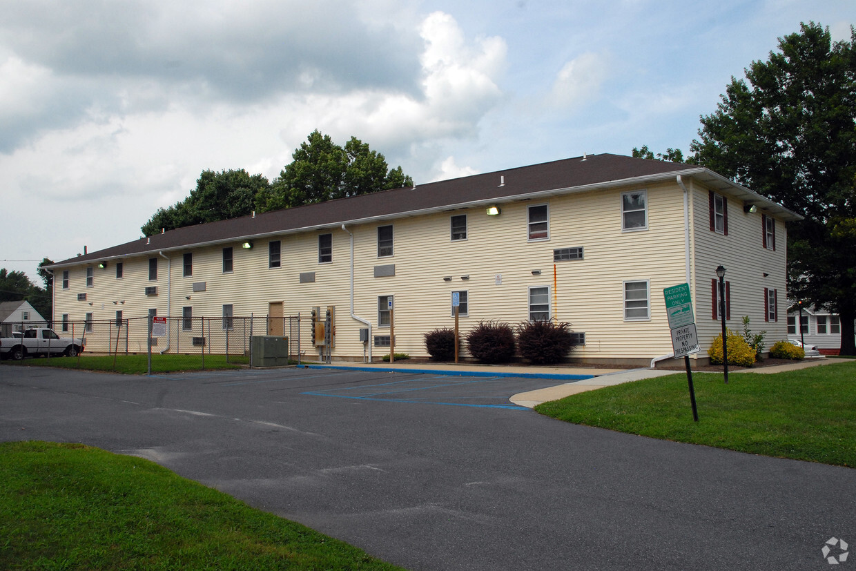 Primary Photo - Academy Apartments