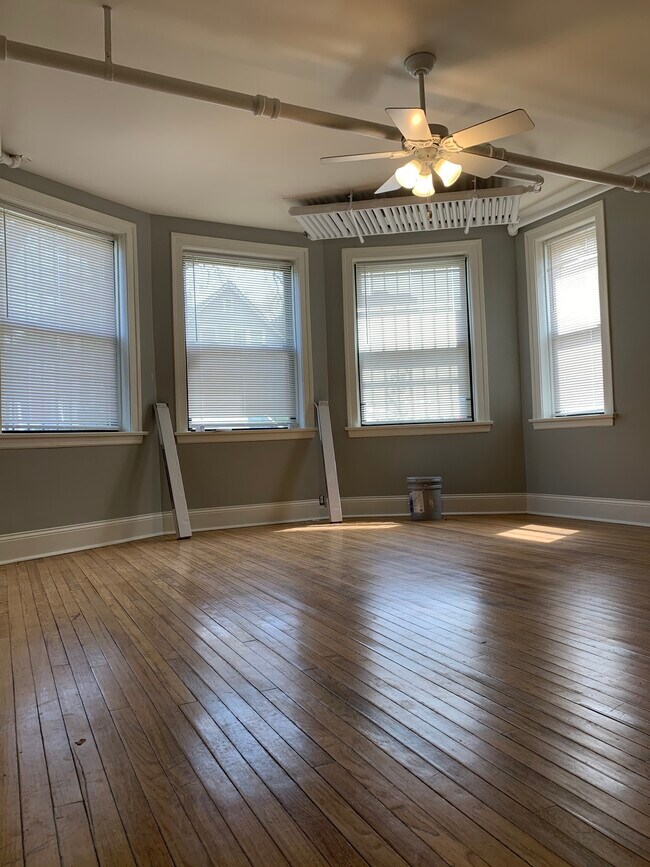 Living - 2324 N Spaulding Ave