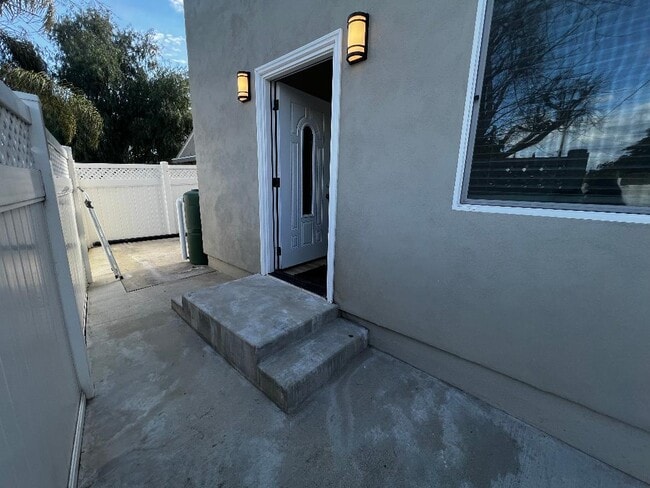 Building Photo - 7435 Encino Ave