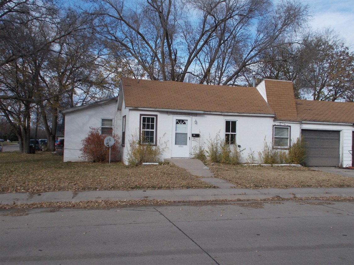 2024 Cottage St, Grand Island, NE 68803 Townhome Rentals in Grand