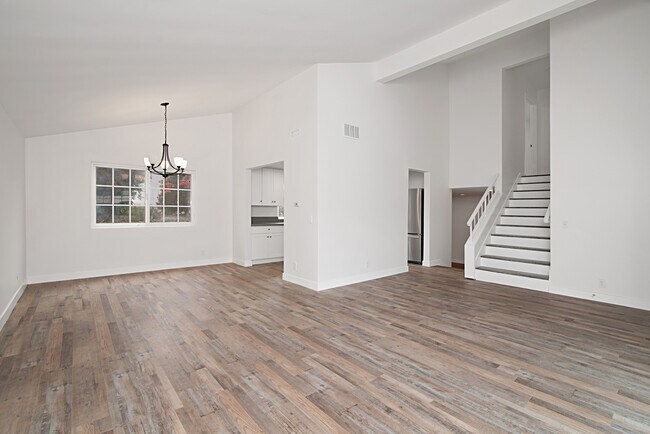 Sala y comedor con techos abovedados. - 292 Chapalita Dr