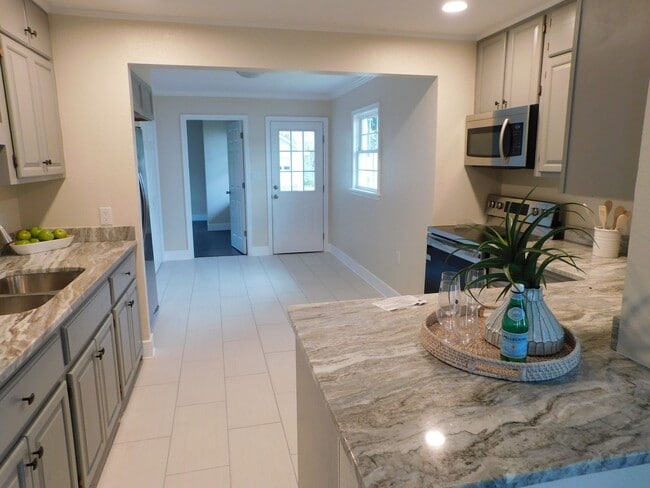 Building Photo - Completely Renovated 3 bed, 2bath home