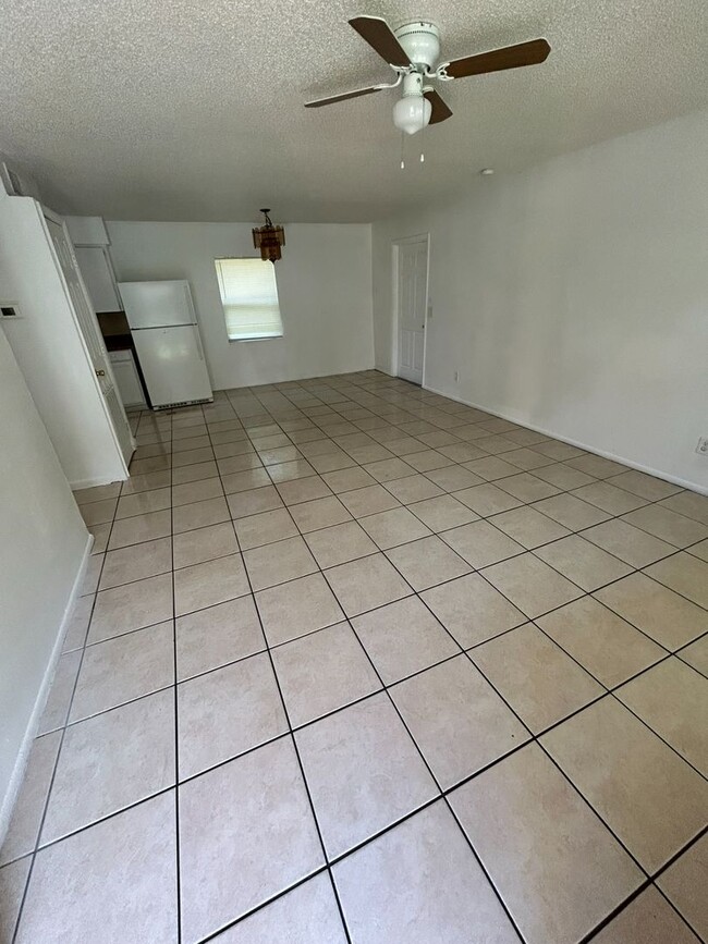Foto del edificio - Charming 2-Bedroom Home in Quiet Eustis Ne...