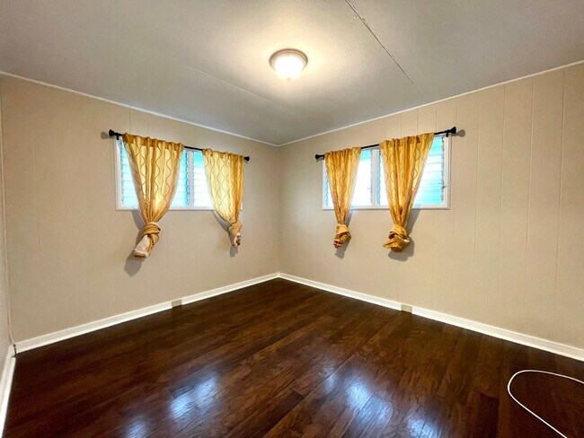 Foto del edificio - For Rent – Renovated 3-Bedroom Home with P...