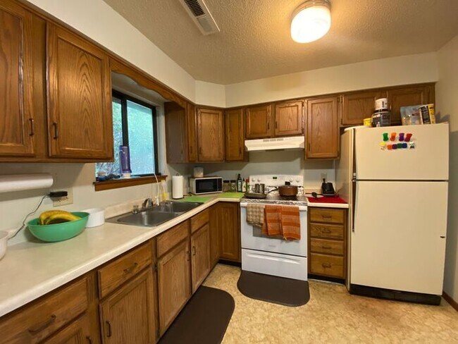 Building Photo - $975 | 2 Bedroom, 1 Bathroom APARTMENT | N...
