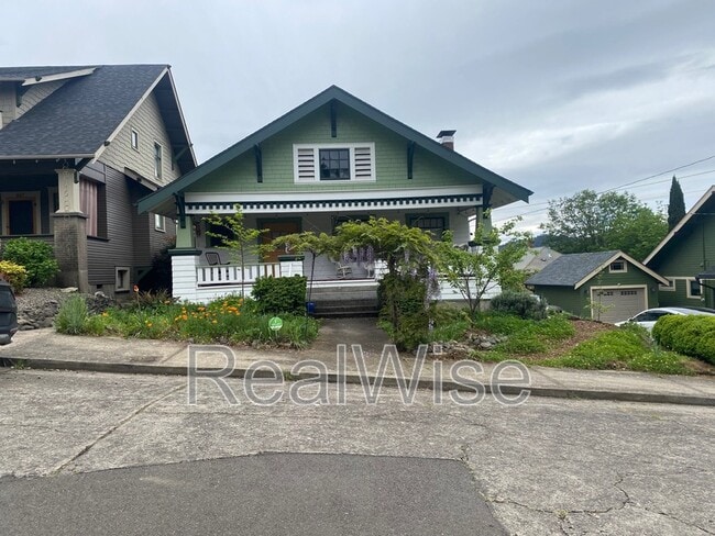 Building Photo - 837 SE Blakeley Ave