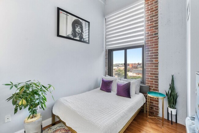 Foto del edificio - 320 W 2nd St