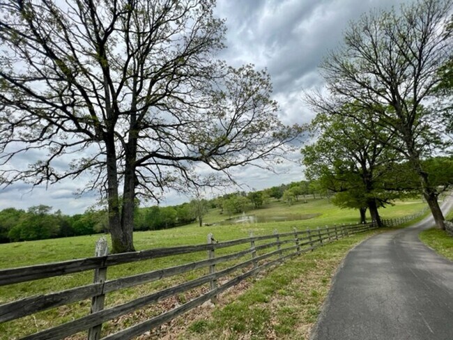 Building Photo - 4 Bed, 3 bath Countryside Retreat on 140 A...