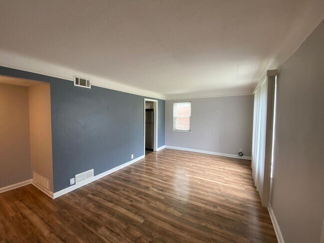 Foto del edificio - Spacious Single-Family Home for Rent in Euclid — Great Location & Ready to Move In!