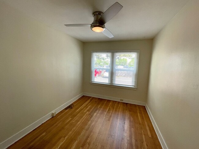 Foto del edificio - Vintage 1 Bedroom with Hardwood Floors, Close-In Location