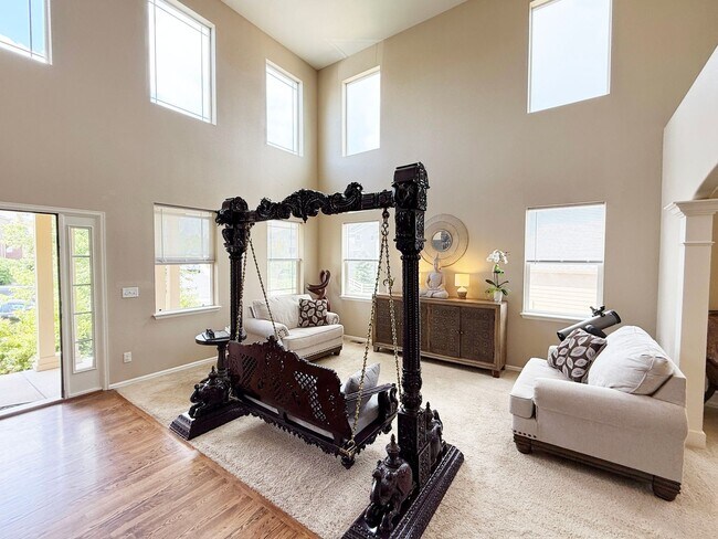 Foto del edificio - Amazing large 2-Story with open floor plan...
