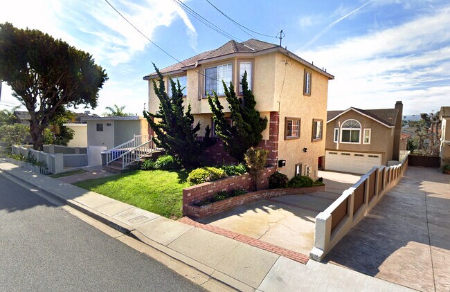 FRONT OF HOUSE & DRIVEWAY-STREET VIEW - 2106 Clark Ln
