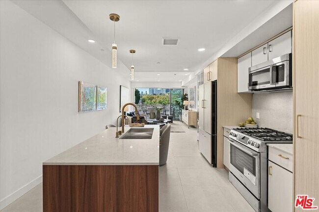 Foto del edificio - 1257 N Sweetzer Ave