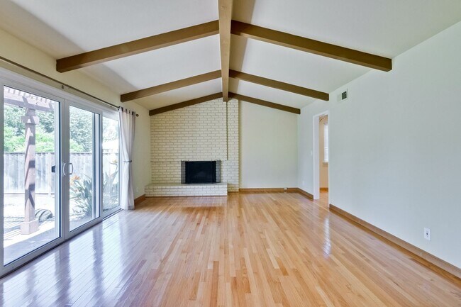 Foto del edificio - Charming Updated 4 Bedroom Home in Santa Clara with Expansive Backyard and Fruit Trees.