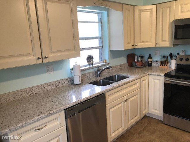 Building Photo - 2921 Bentley St