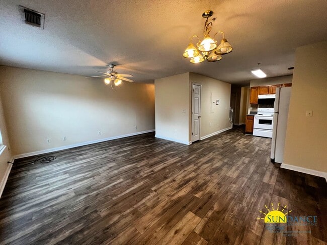 Building Photo - Spacious 3 Bedroom In Crestview!