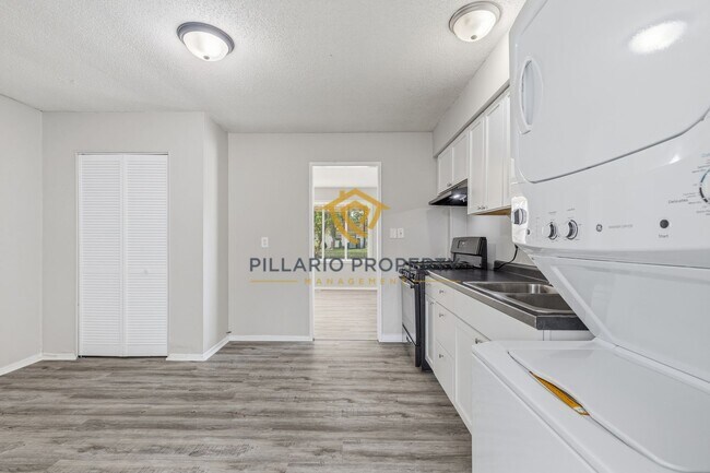 Foto del edificio - Renovated 3-Bedroom Ranch in Lawrence Township with Garage & Sunroom Available NOW!