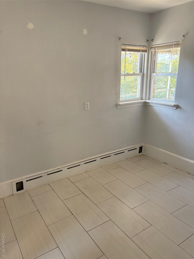 Building Photo - 407 Park W Ave