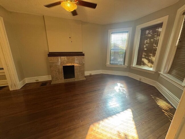 Building Photo - Beautiful 2 Bed 1 Bath Apartment with bonu...