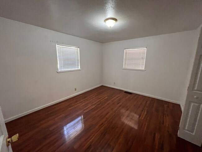 Building Photo - 3 br, 3 bath House - 400 N Elm (806)