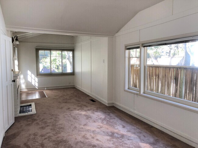 Building Photo - Charming Two Bedroom Cottage in Carmel