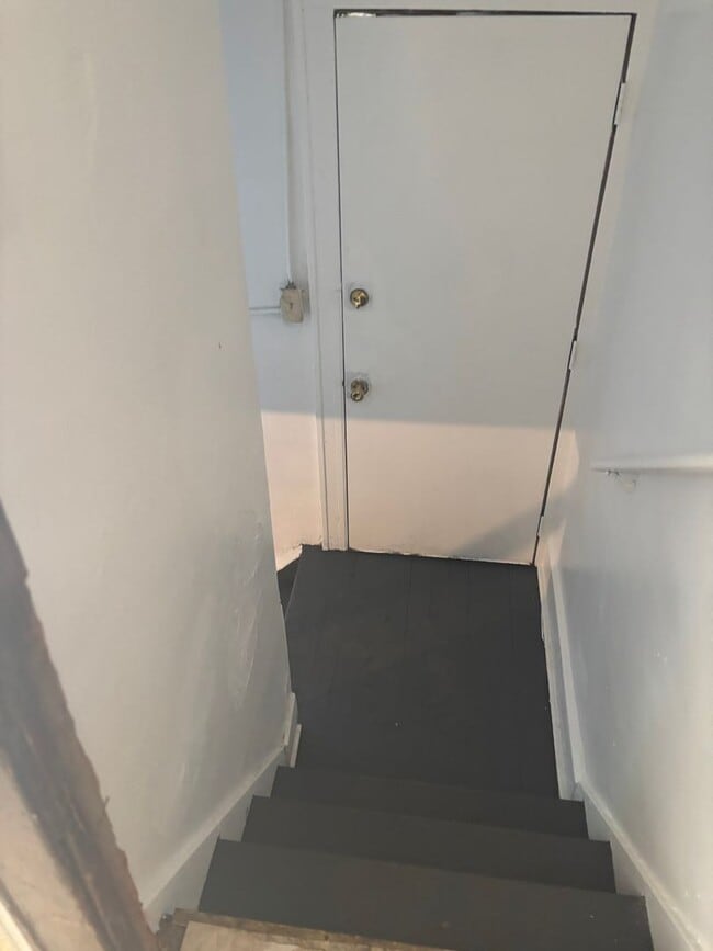 Building Photo - Section 8 Accepted! 5 BR 2 BA